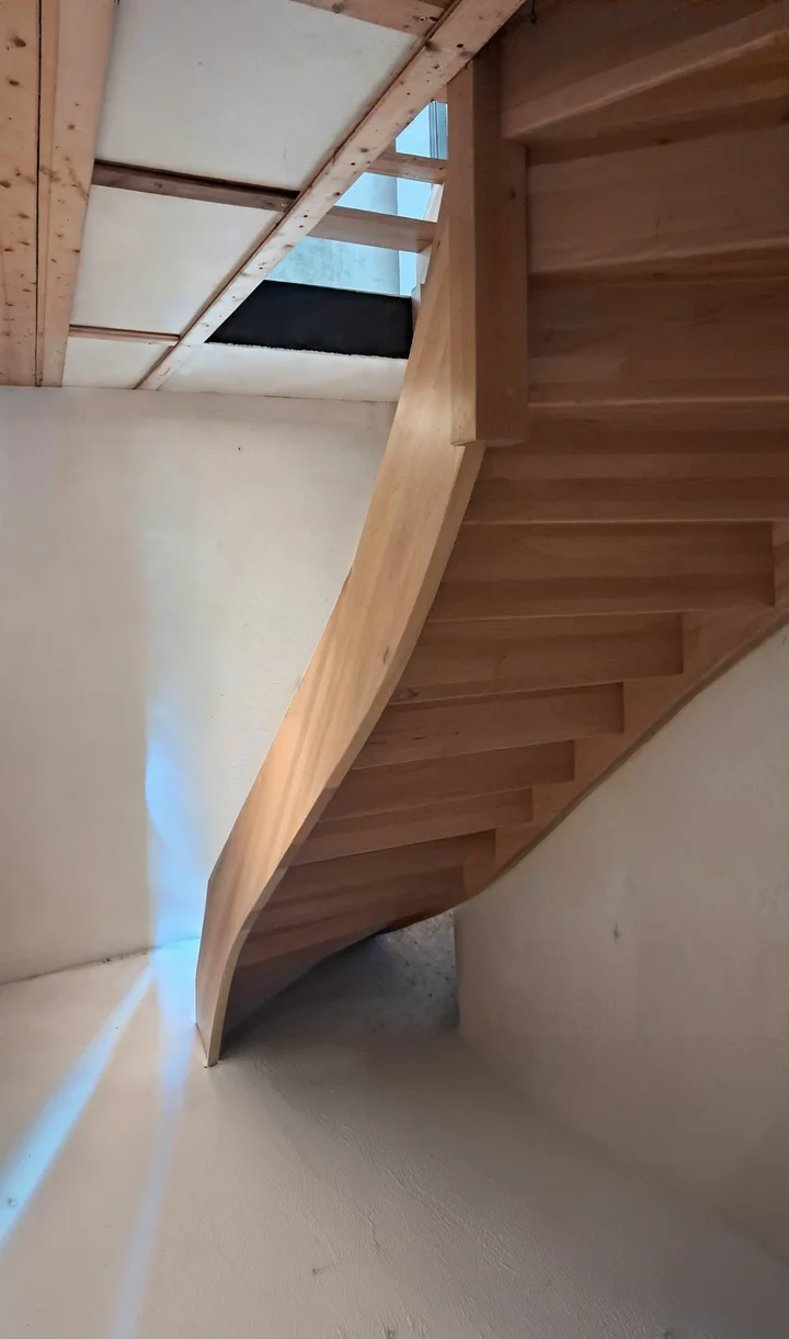 Klassische Wangentreppe aus Buche in Naturholzfarbe lackiert