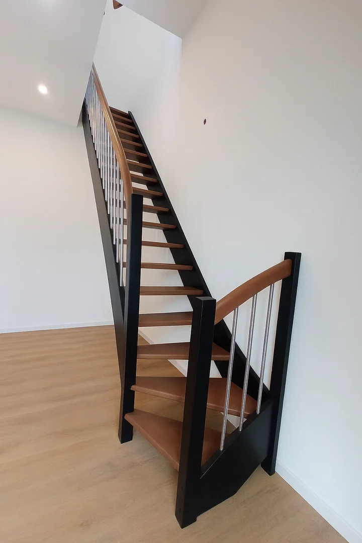 Klassische Wangentreppe mit Edelstahl-Geländerstäben