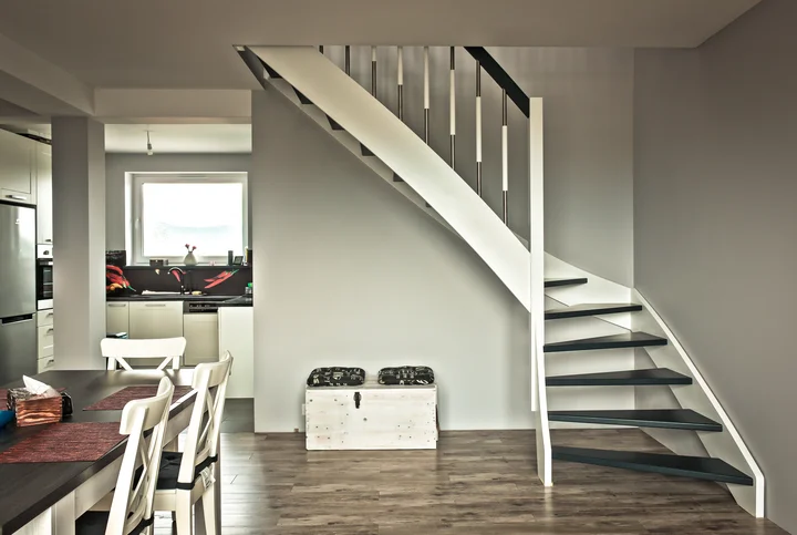 Klassische Wangentreppe mit weißen Wangen schwarzen