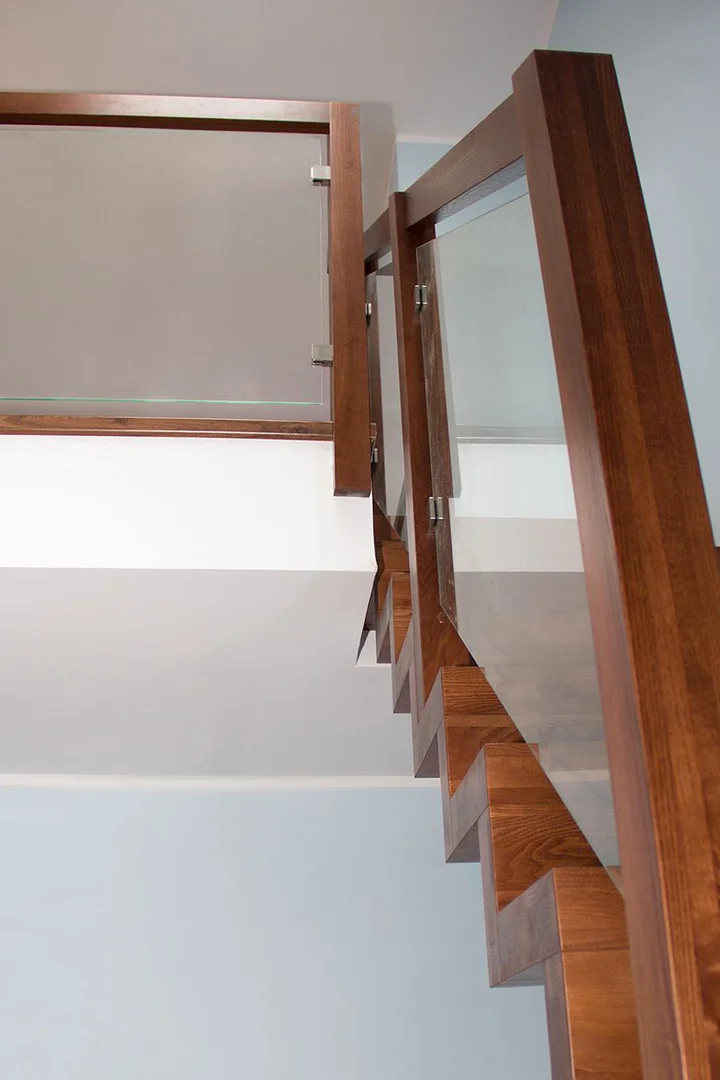 Moderne Faltwerktreppe aus Esche mit Glasgeländer - gebeizt