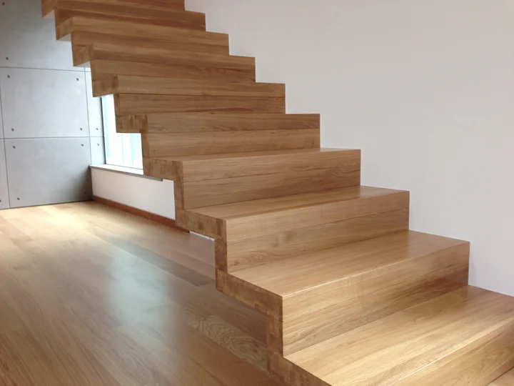Moderne Faltwerktreppe aus massiver Eiche –