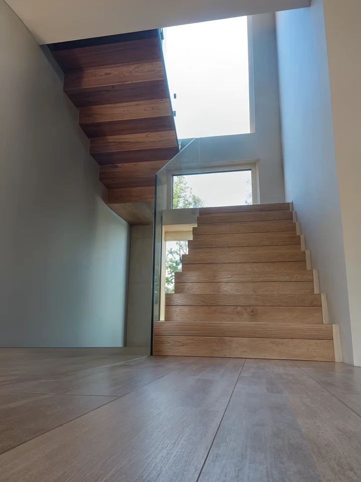 Moderne Faltwerktreppe mit Glasgeländer – Raum Nürnberg
