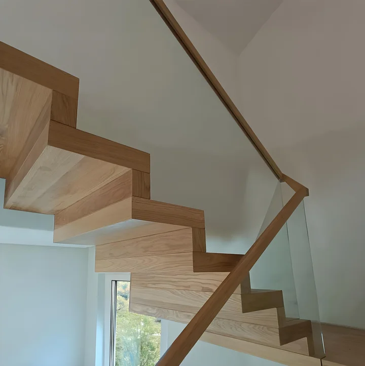 Moderne Faltwerktreppe mit Podest Glasgeländer