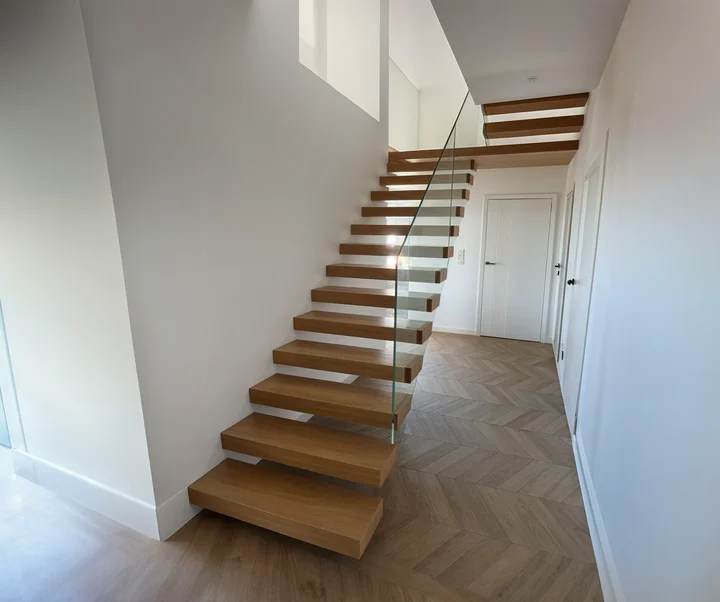 Moderne Kragarmtreppe mit Glasgeländer – Raum Leipzig