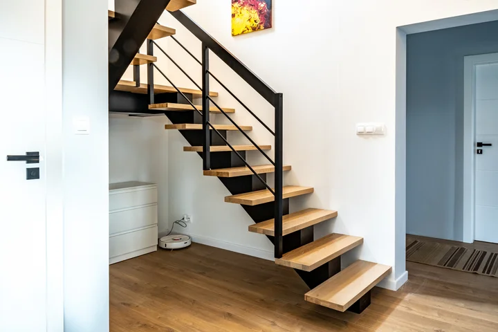 Moderne Mittelholmtreppe mit Relinggeländer Holzstufen