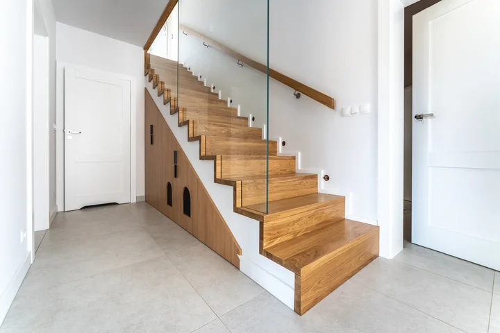 Moderne Stufen auf Beton (Treppe in Faltwerkoptik)