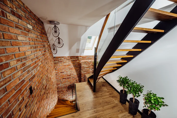 Moderne Wangentreppe mit Glasgeländer gebeizten Wangen