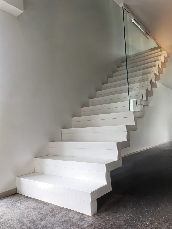 Moderne weiß gestrichene Faltwerktreppe aus Buche