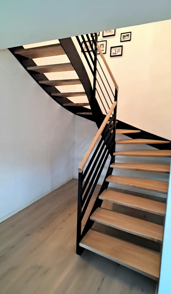 Stahlwangentreppe – schwarz mit Naturholzstufen lackiert