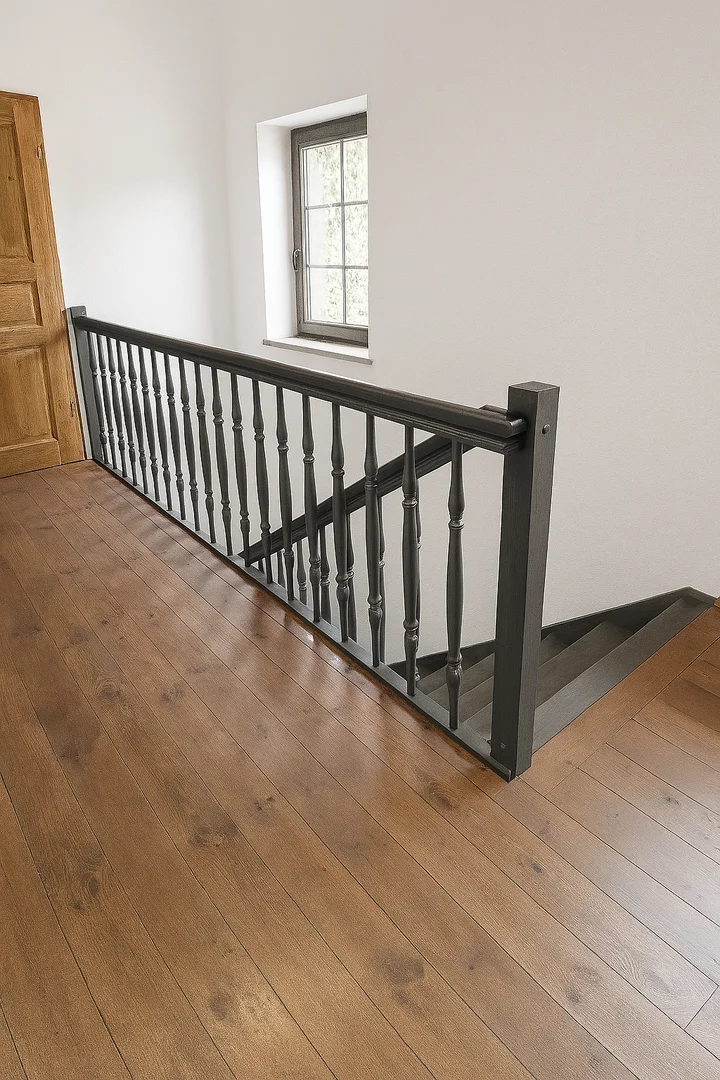 Klassische gebeizte Wangentreppe aus Esche mit Handlauf