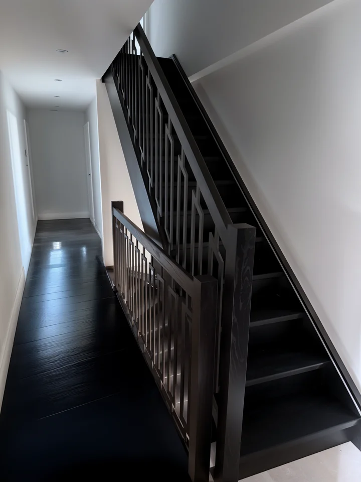 Gebeizte Wangentreppe mit Flachstahl-Geländer und Handlauf