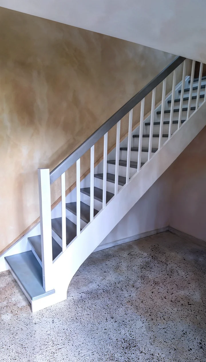 Wangentreppe mit Geländerstäben Handlauf