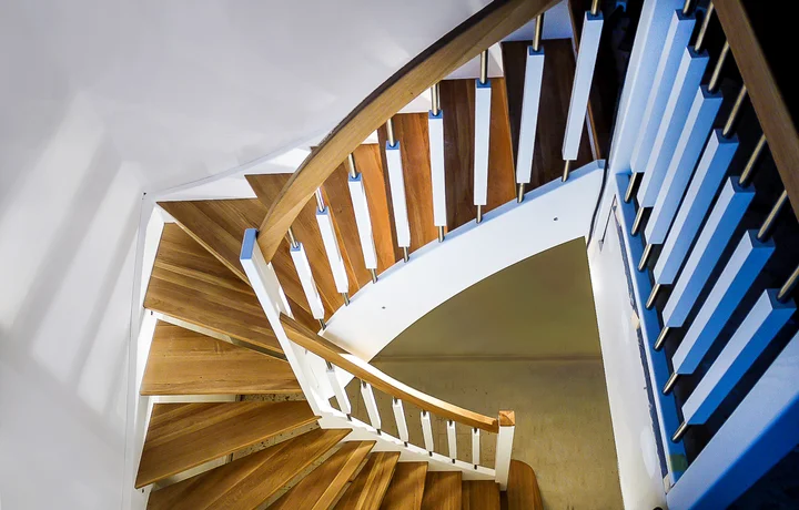 Wangentreppe mit Geländerstäben lackierten Stufen in