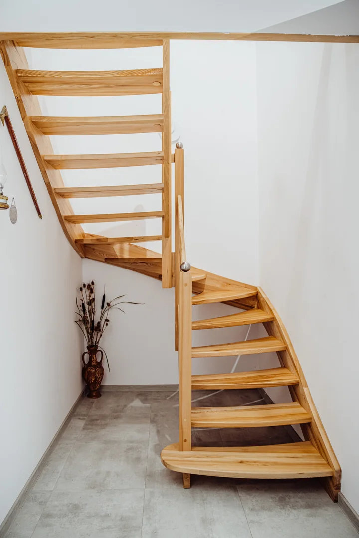 Wangentreppe mit Geländerstäben