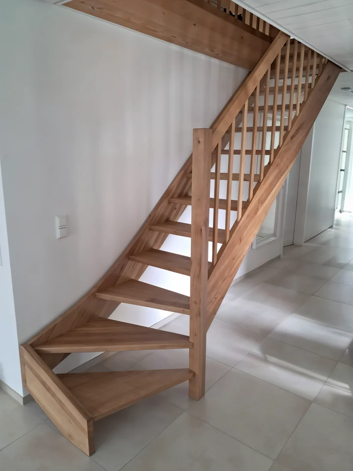 Wangentreppe mit Handlauf ohne ausfertigung mit Holzstufen