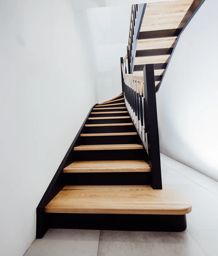 Wangentreppe mit Holzstufen in Naturholzfarbe Wangen