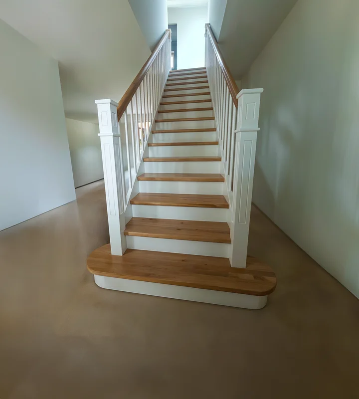 Zentral positionierte Wangentreppe