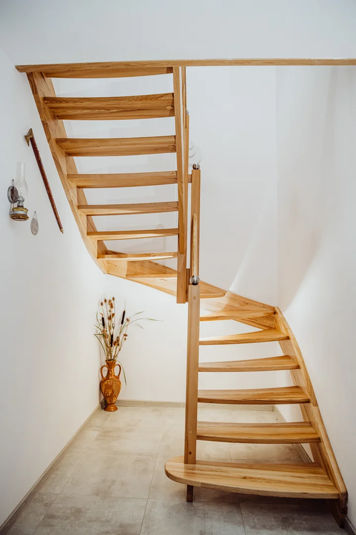 Treppe aus Polen: Wangentreppe aus Esche mit Edelstahlgeländer